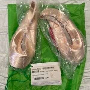 Size 8W Gaynor Minden Ballet Pointe Shoes new with tags